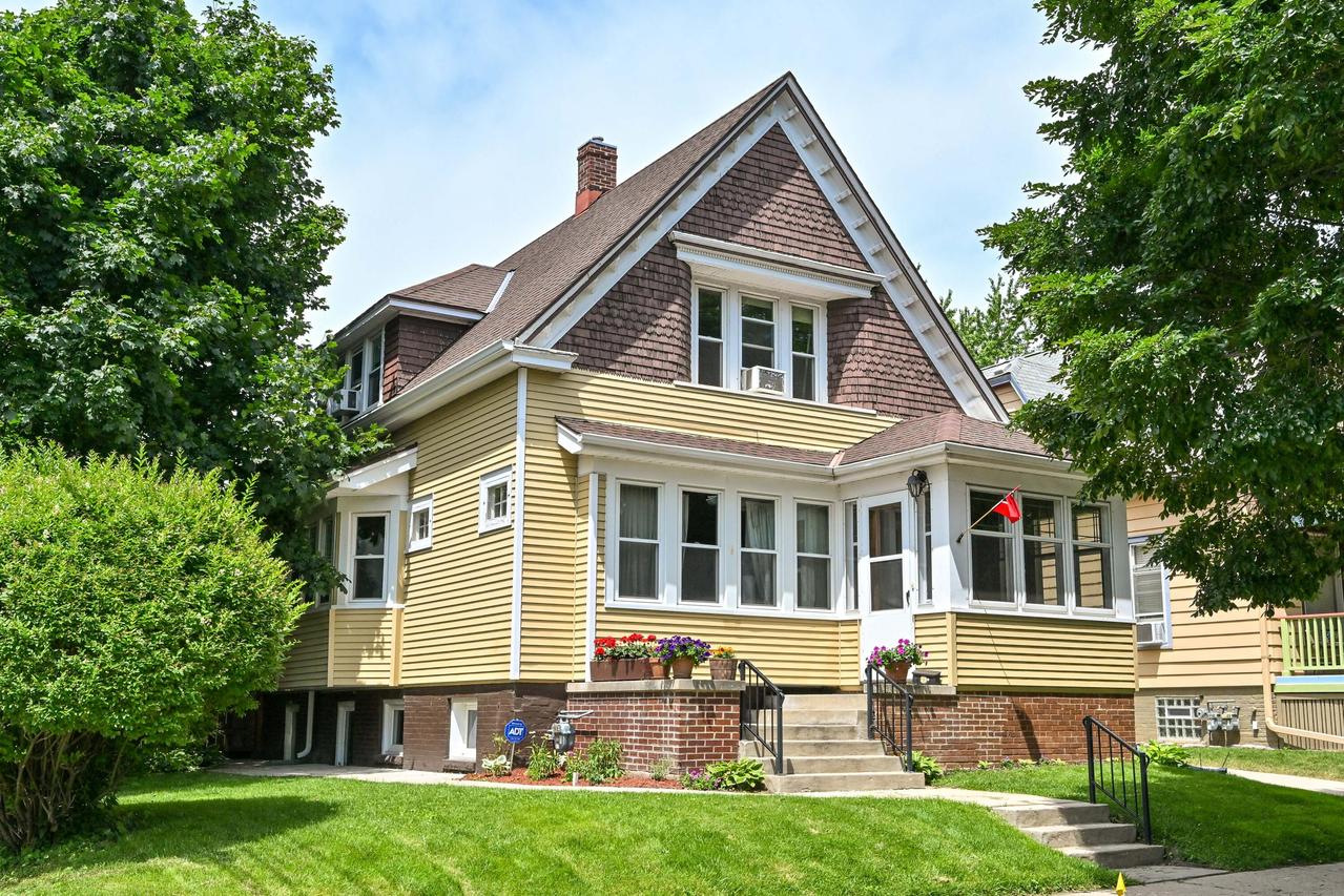 4015 N Stowell Ave, Shorewood, WI 53211