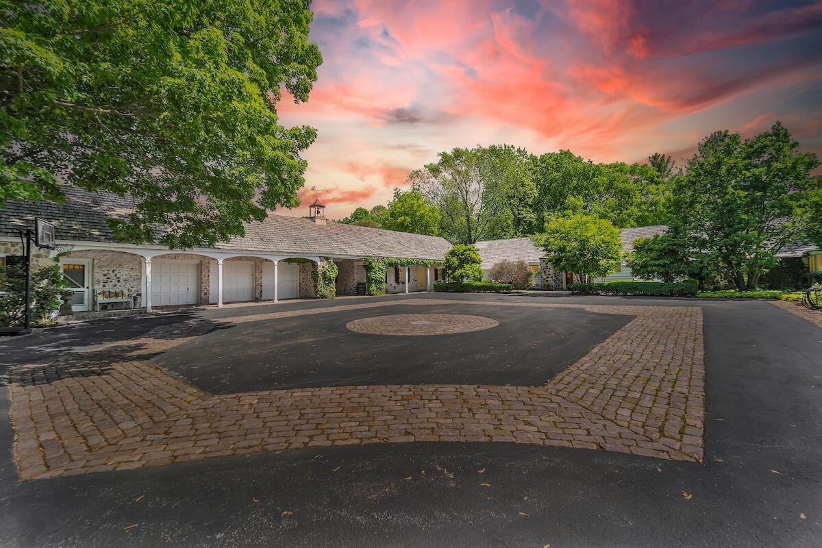 625 E Juniper Ln, Mequon, WI 53092
