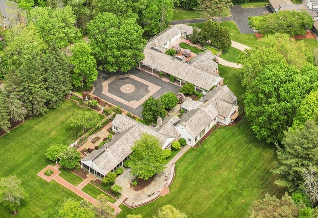 625 E Juniper Ln, Mequon, WI 53092