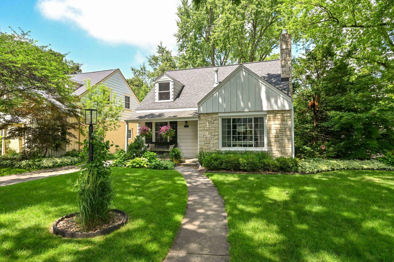 9326 W Beverly Pl, Wauwatosa, WI 53226