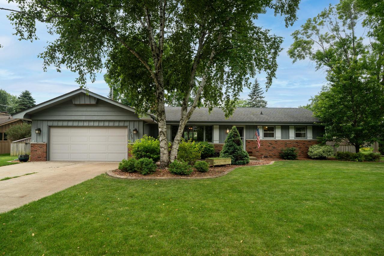 1709 Tiffany Dr, Caledonia, WI 53402
