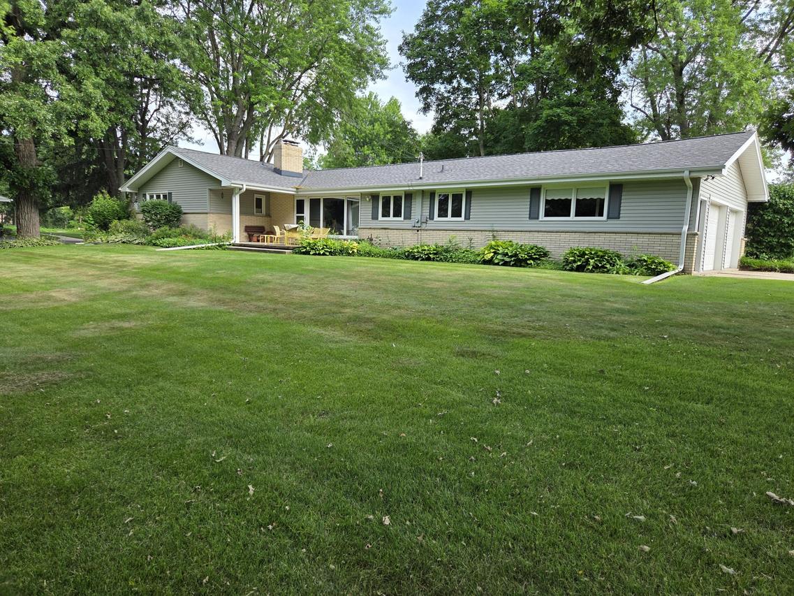 442 Oakland Ln, Elkhorn, WI 53121