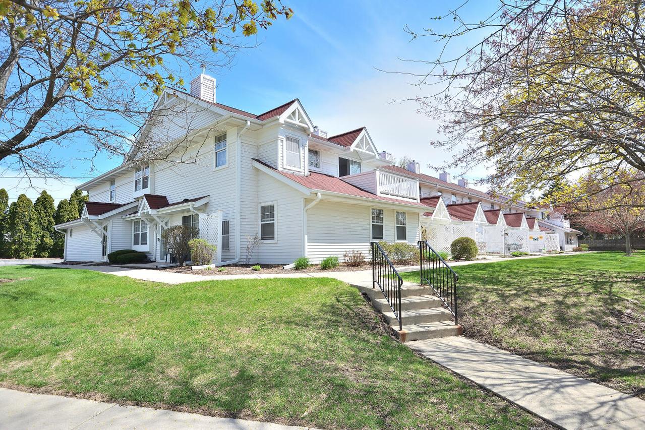 5970 S Crosswinds Dr #3, Cudahy, WI 53110