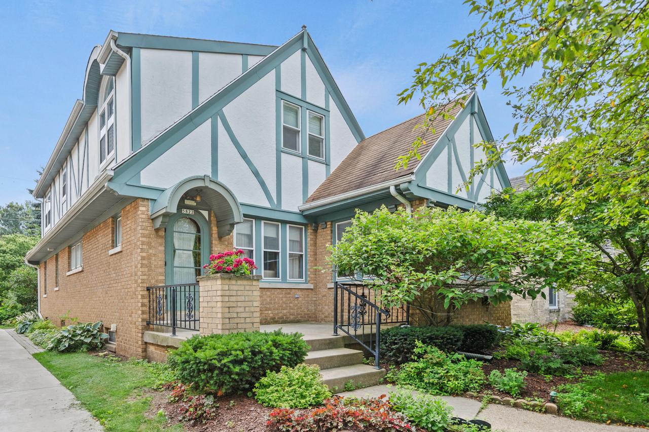 5822 N Bay Ridge, Whitefish Bay, WI 53217