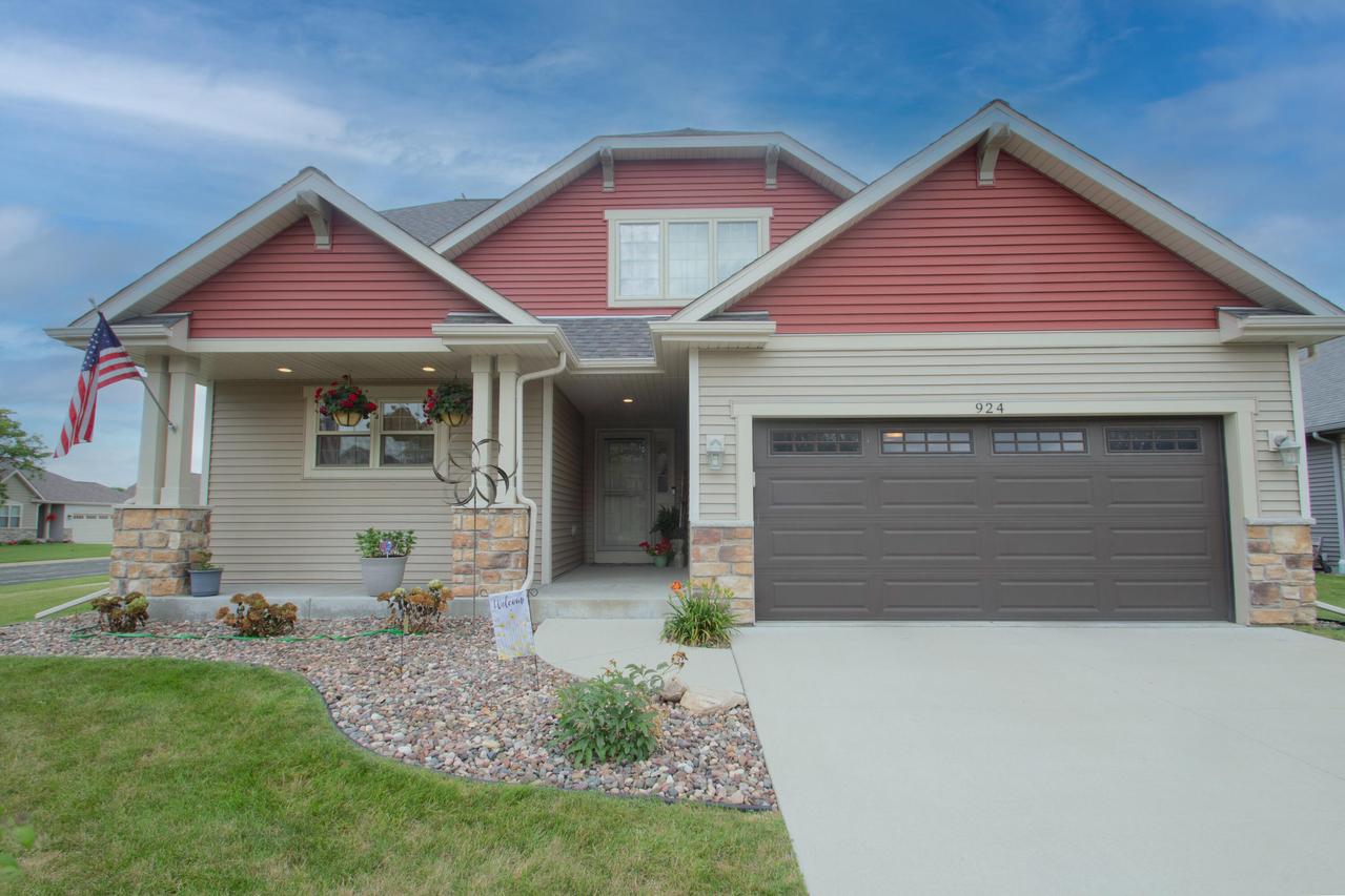924 Shamrock Ln, Watertown, WI 53094