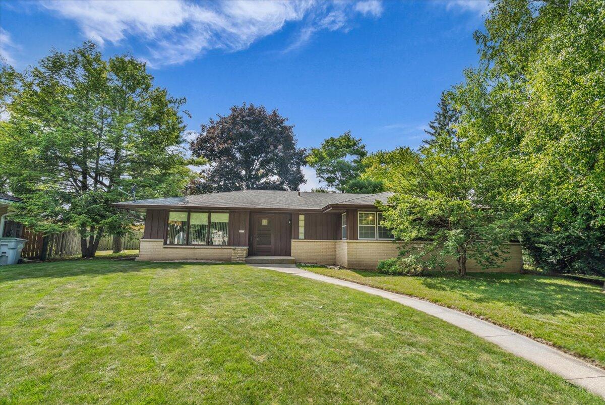 8630 W Peck Ct, Milwaukee, WI 53225