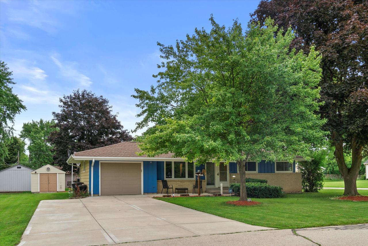4620 S 72nd St, Greenfield, WI 53220