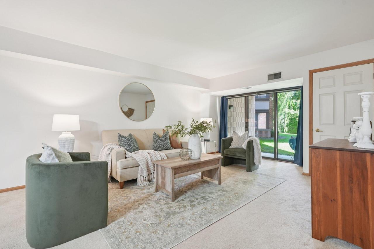 1600 W Green Tree B Rd #130, Glendale, WI 53209