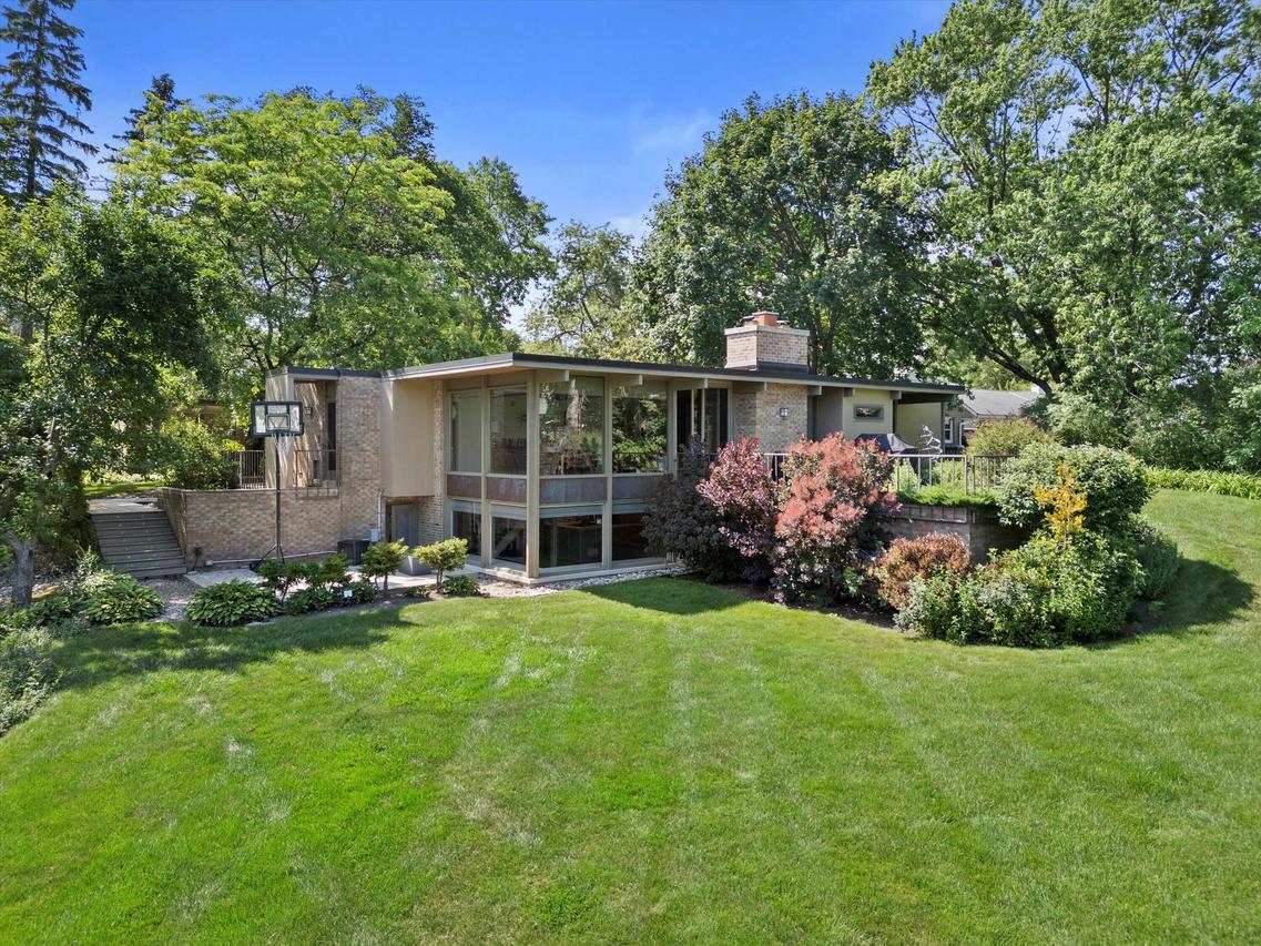 3637 Hennepin Pl, North Bay, WI 53402