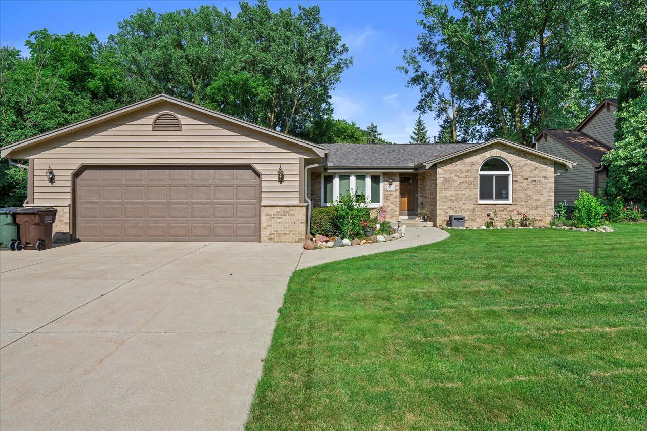 5140 S Honey Creek, Greenfield, WI 53221