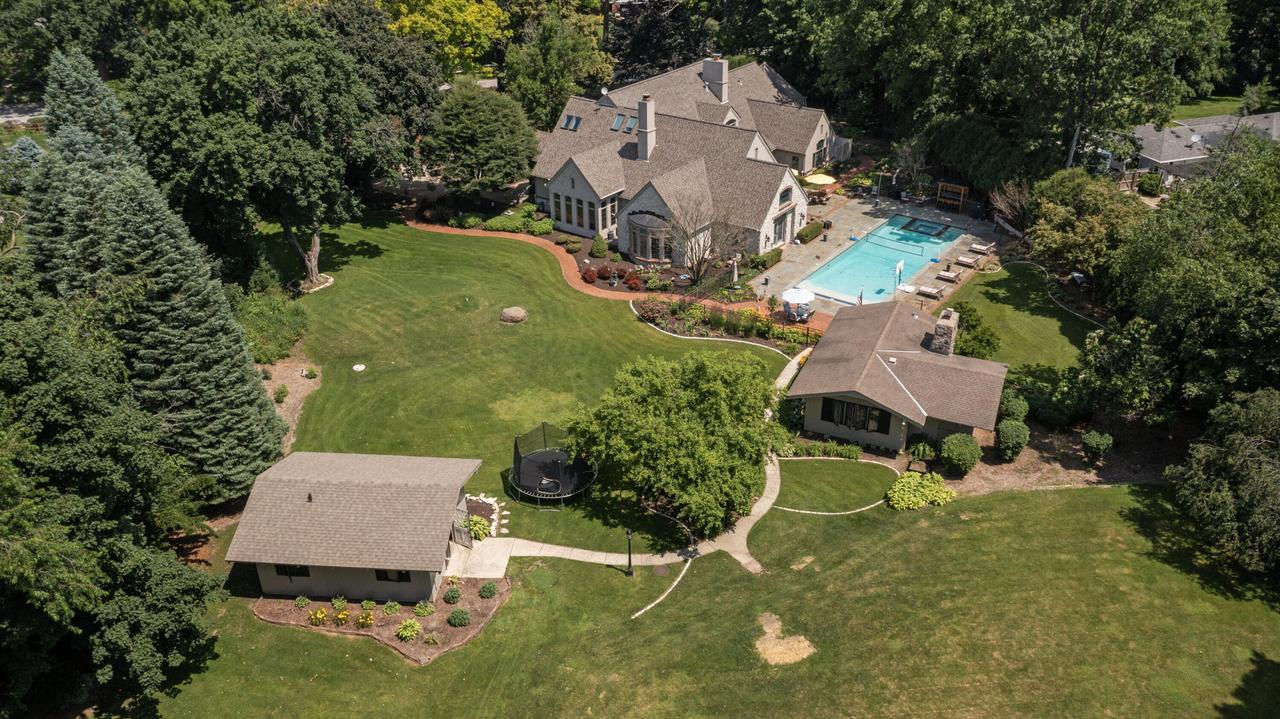 9059 W Hawthorne Ln, Franklin, WI 53132