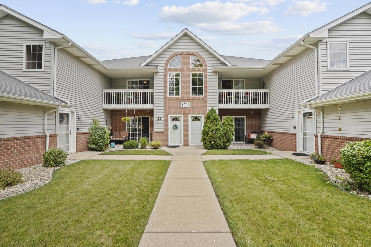 1296 Village Centre Dr #1, Somers, WI 53144