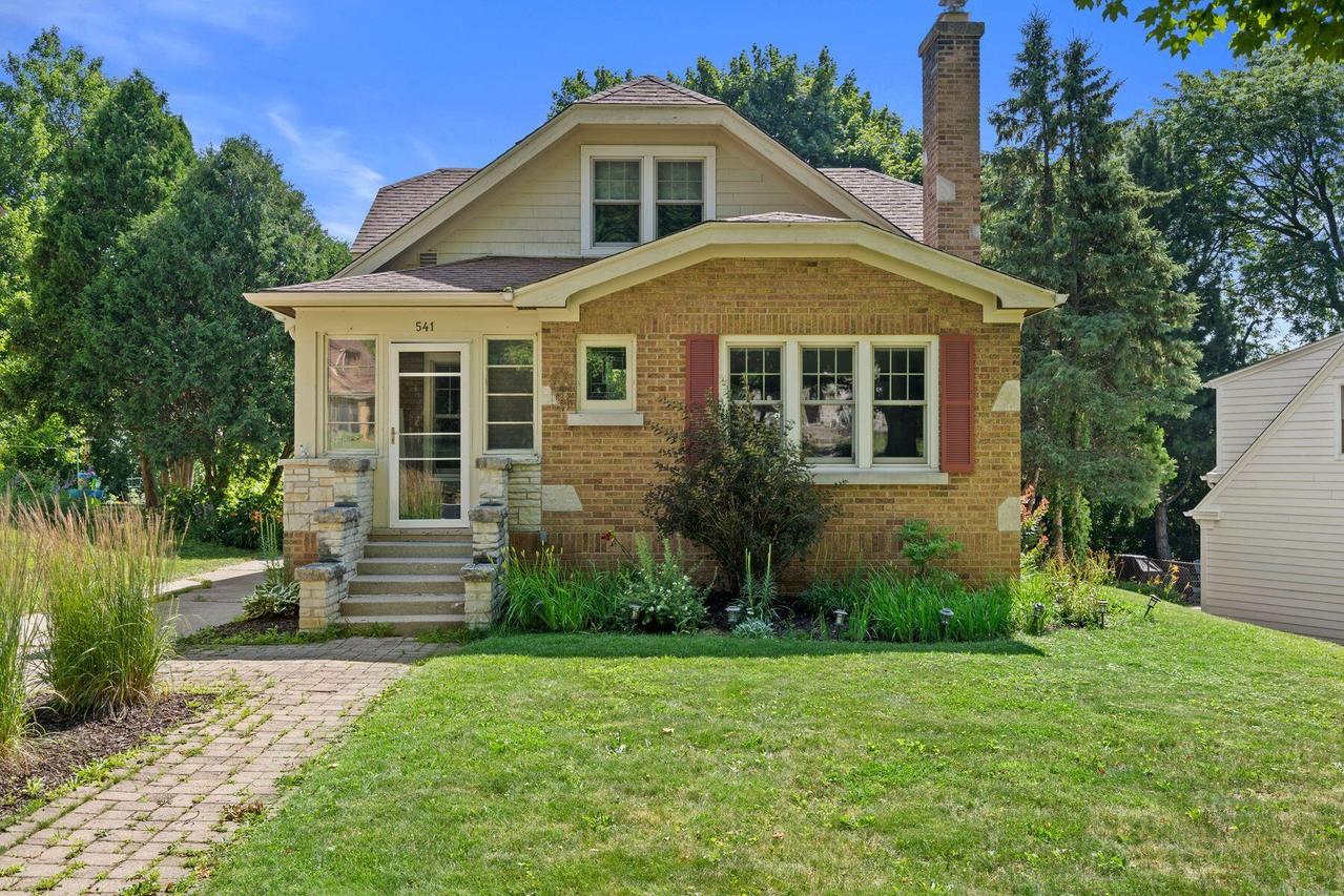 541 Highlandview Dr, West Bend, WI 53095