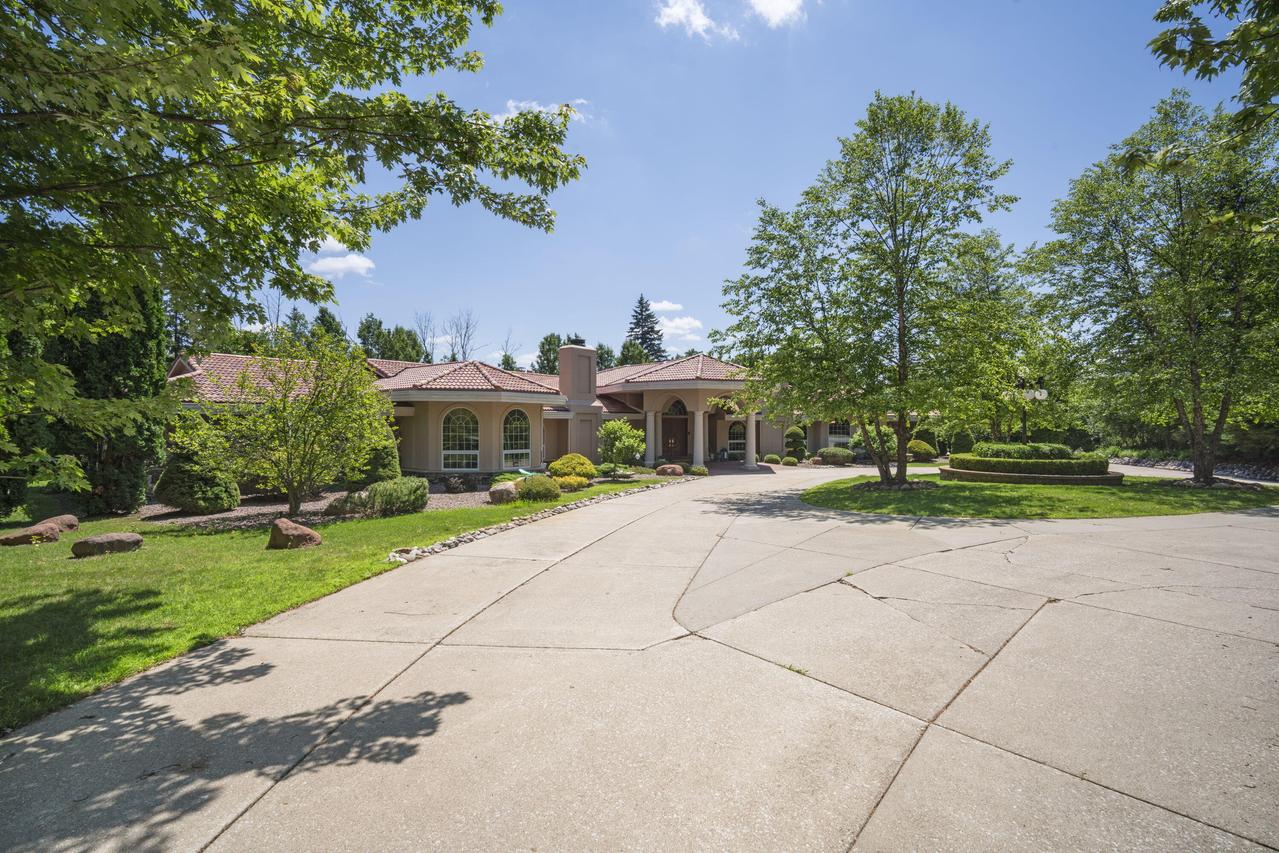9001 N Range Line Rd, River Hills, WI 53217