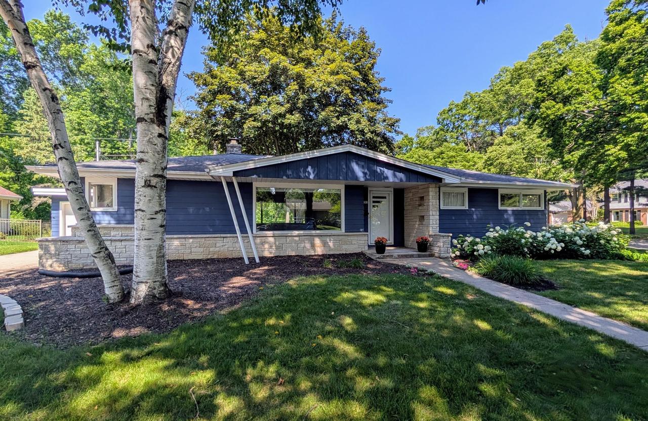 W57N793 Hawthorne Ave, Cedarburg, WI 53012
