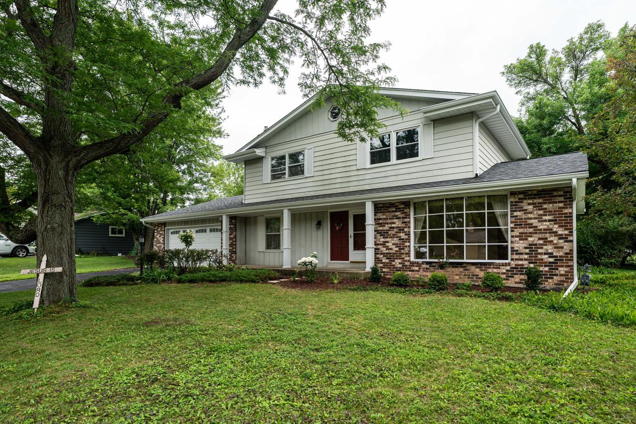 821 Buckingham Cir, Hartland, WI 53029