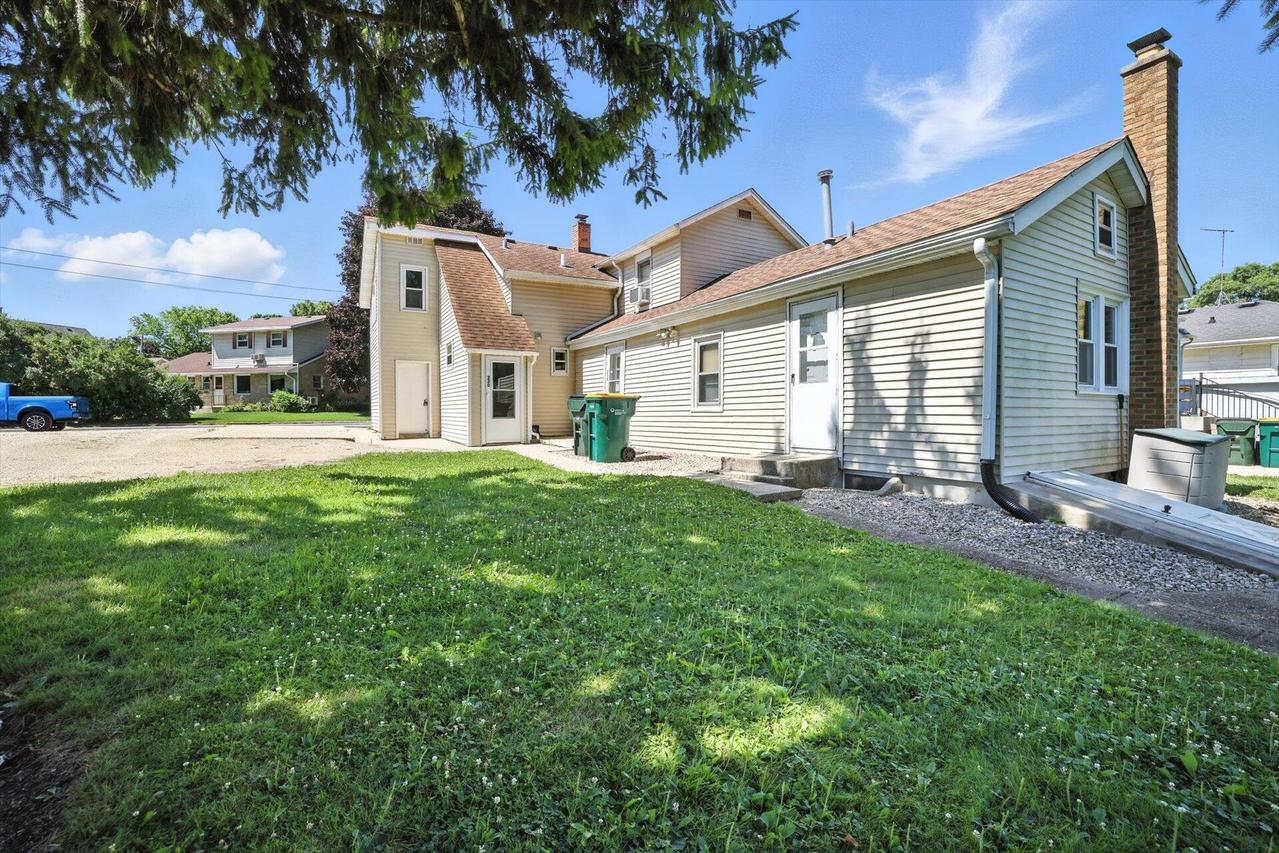 216 E Kilbourn Ave #220, West Bend, WI 53095