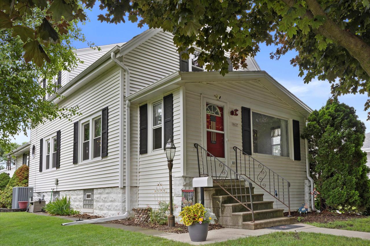 8627 W Arthur Ave, West Allis, WI 53227