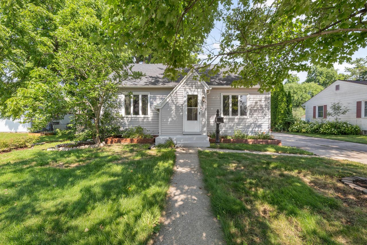 619 S Main St, Oconomowoc, WI 53066