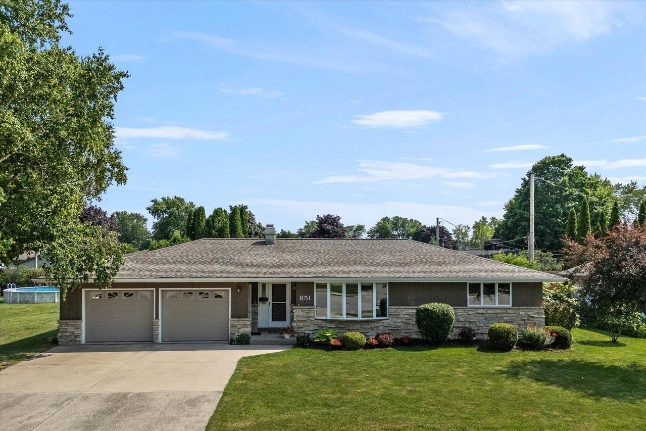 851 Illinois Ave, Oostburg, WI 53070