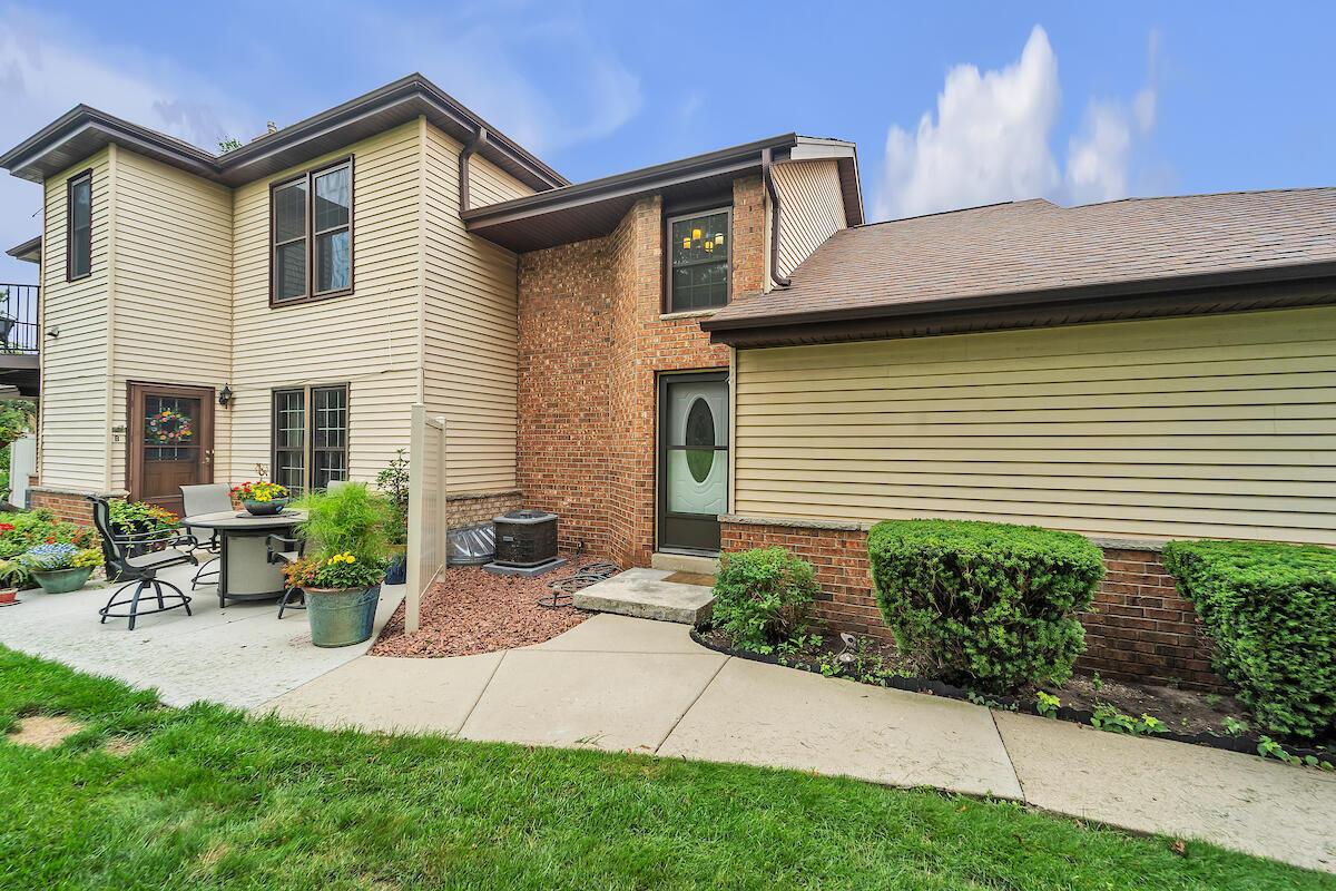 8127 S Legend Dr #A, Franklin, WI 53132