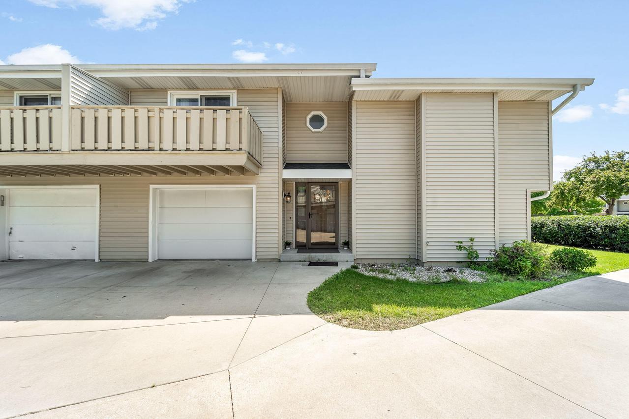 6421 S Crabapple Ct #3, Oak Creek, WI 53154