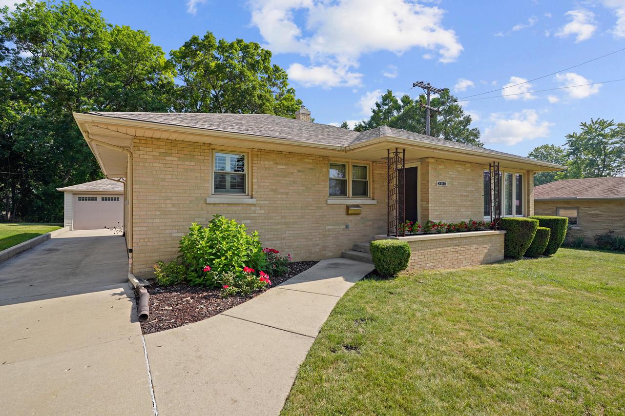 4450 67th St, Kenosha, WI 53142