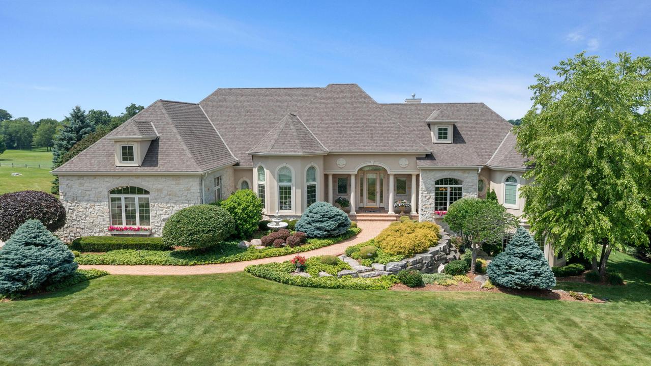 W263N6269 Ridge Dr, Lisbon, WI 53089