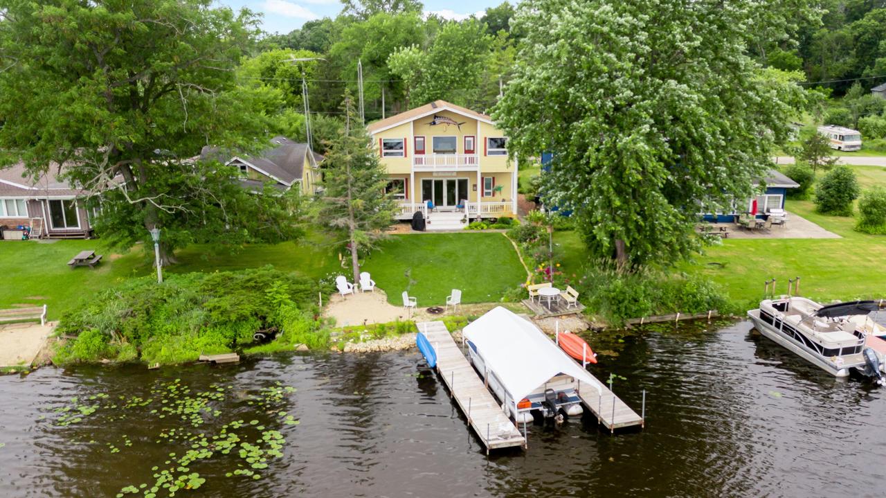 8041 W Lakeshore Dr, Burlington, WI 53105