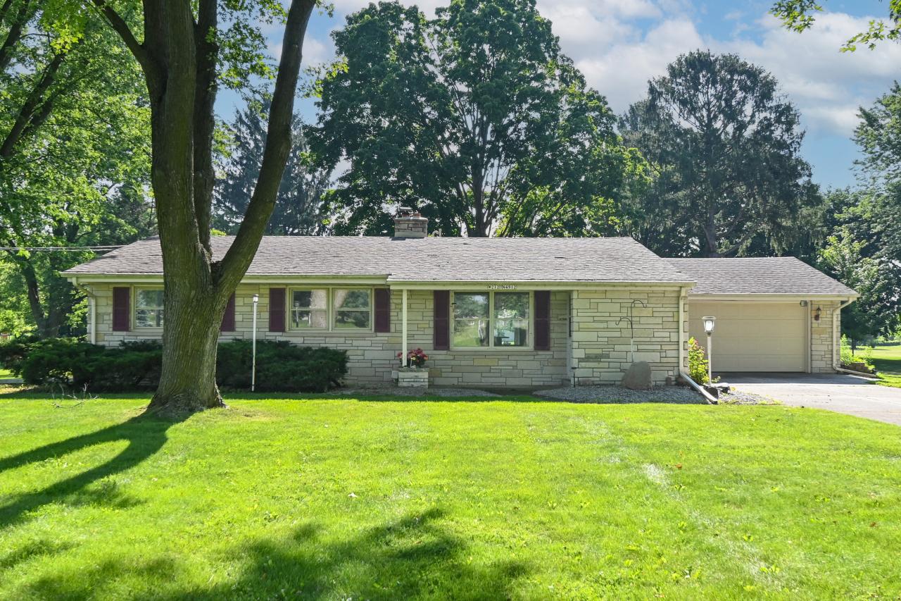 W212N4912 Weyer Rd, Menomonee Falls, WI 53051