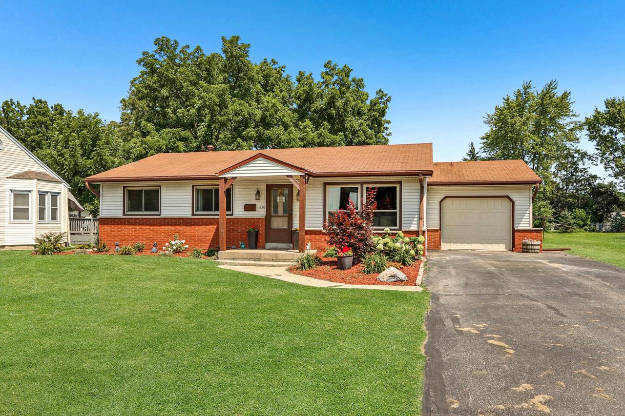 620 E Main St, Waterford, WI 53185