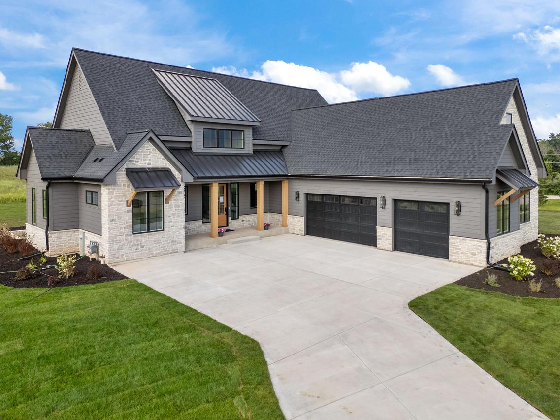 3560 W Pine View, Mequon, WI 53097