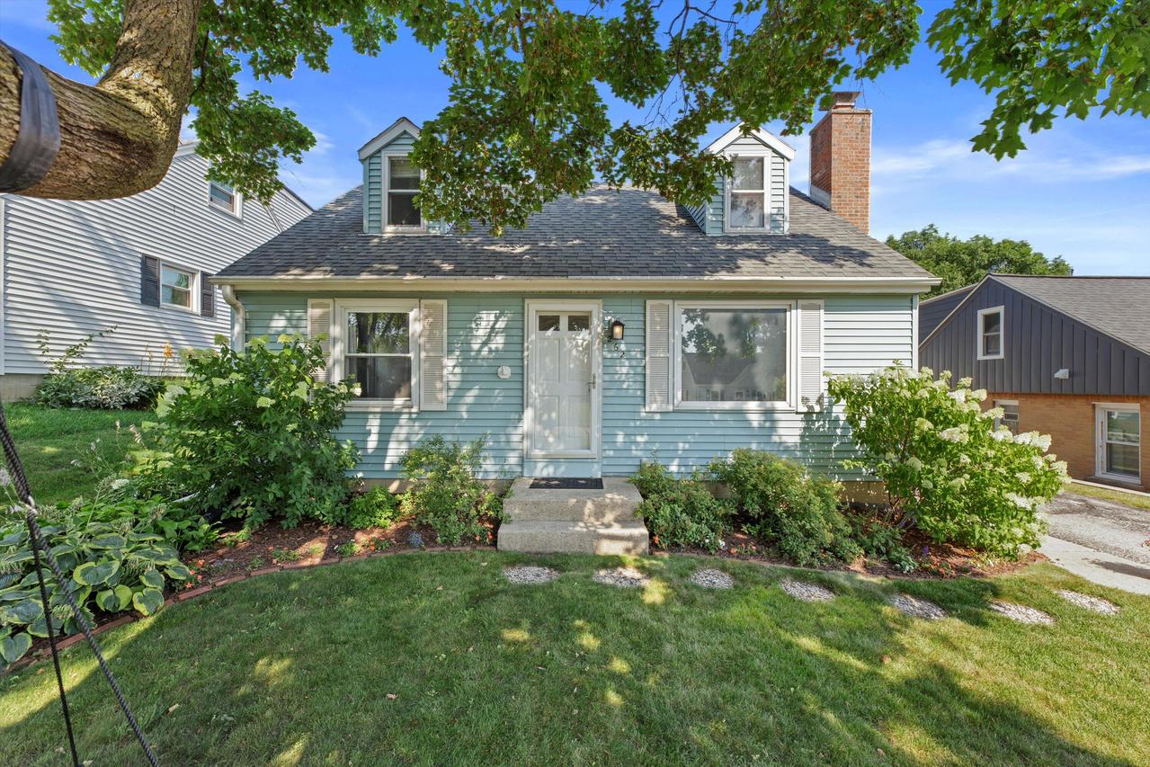 262 N 113th St, Wauwatosa, WI 53226