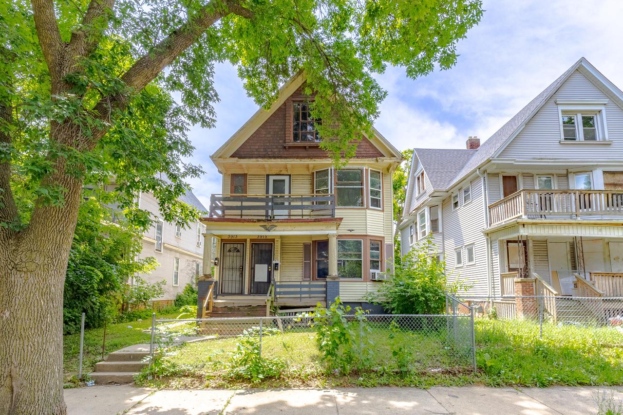 3913 W Walnut St #3915, Milwaukee, WI 53208