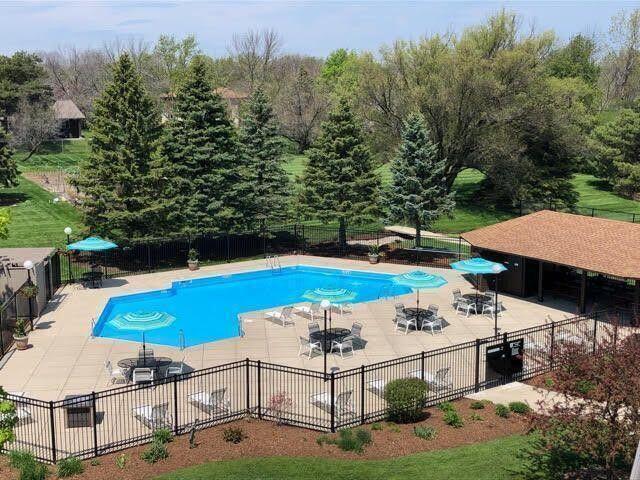 6100 W Stonehedge Dr #107, Greenfield, WI 53220