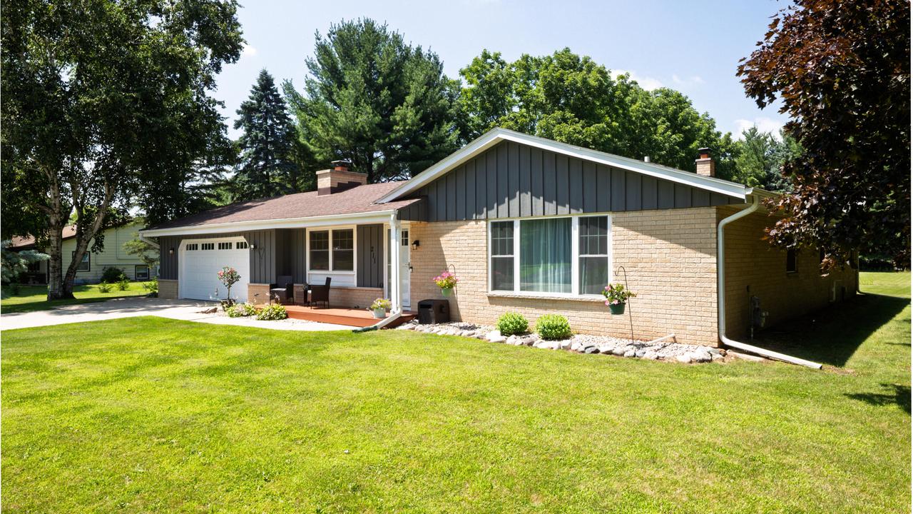 211 Corby Dr, North Prairie, WI 53153