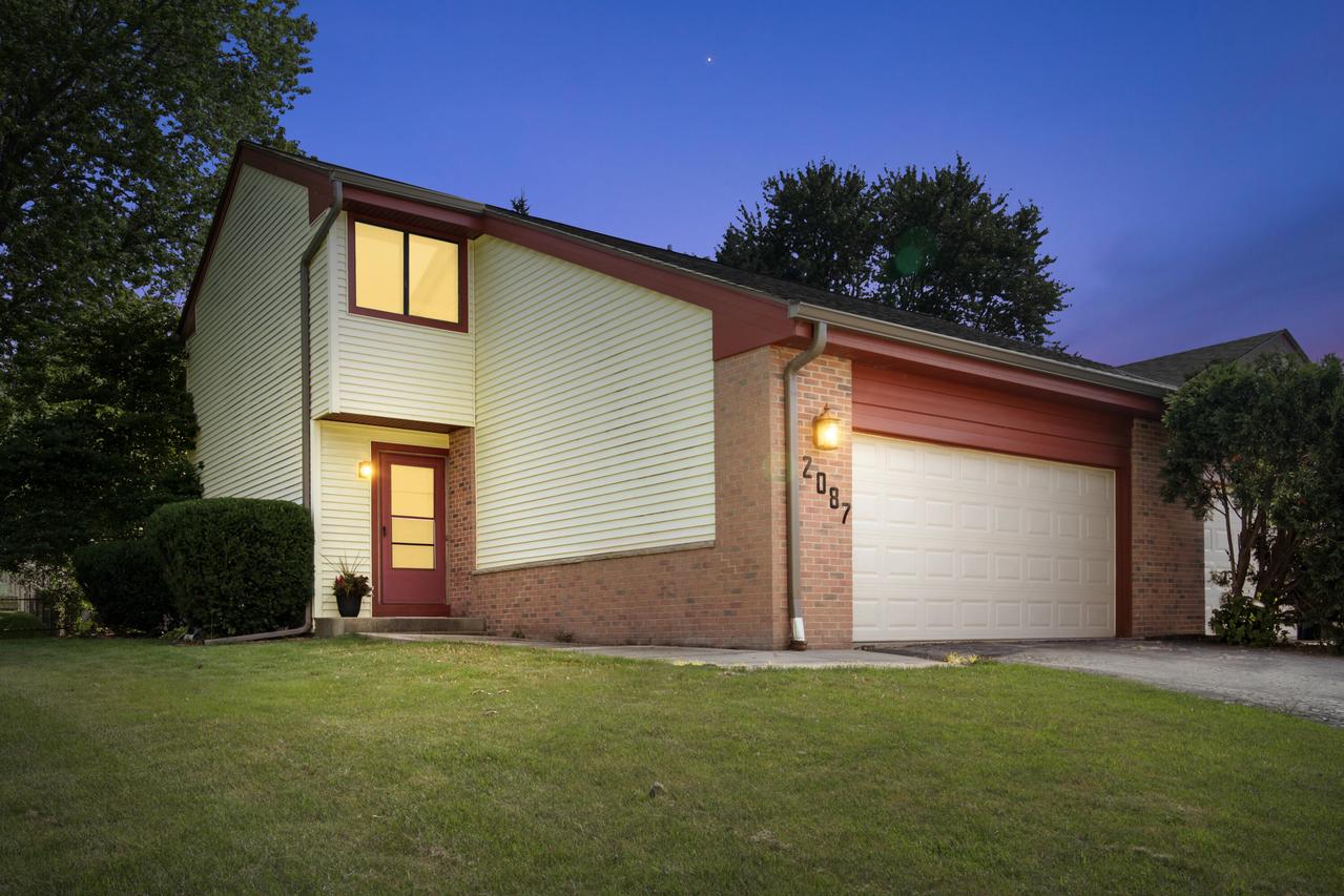 2087 E Pendragon Ct, Oak Creek, WI 53154