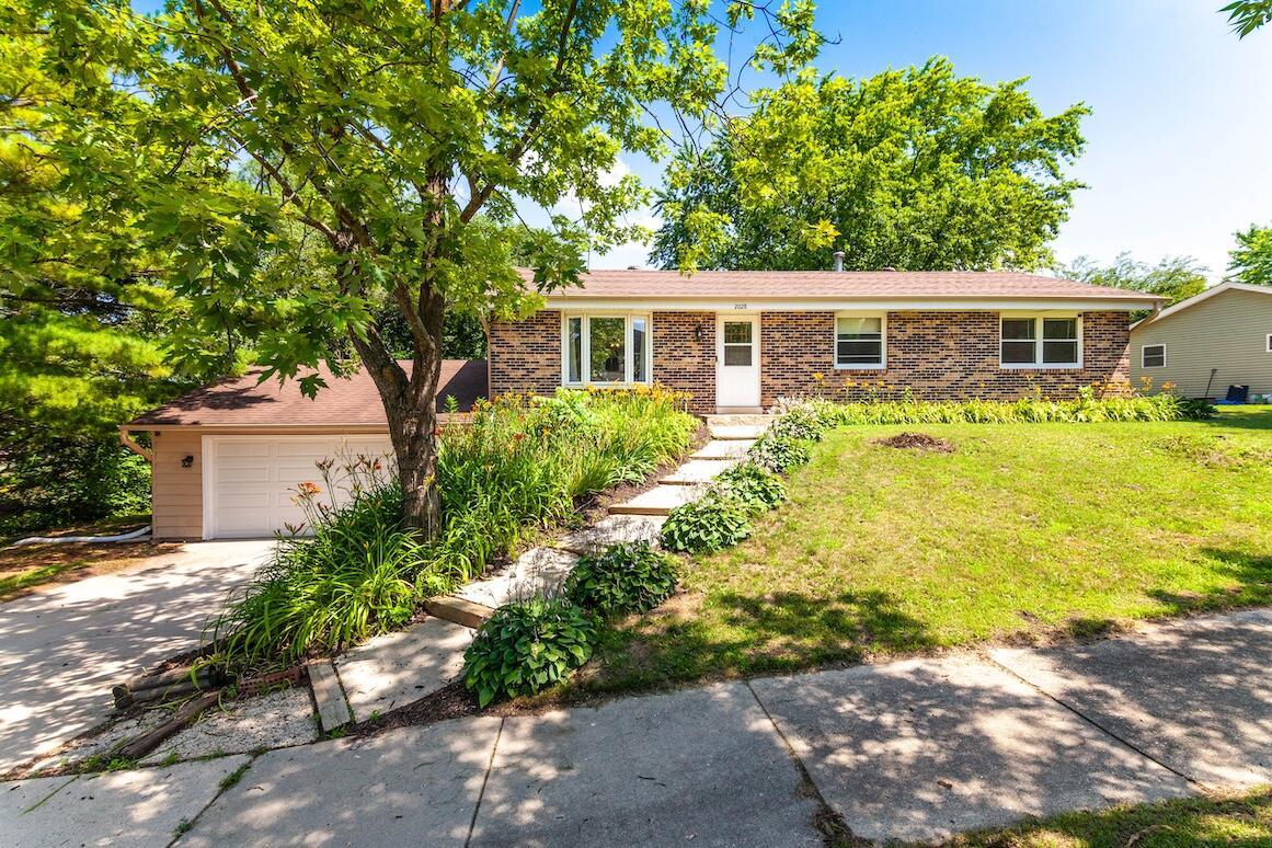 2028 Dixie Dr, Waukesha, WI 53189