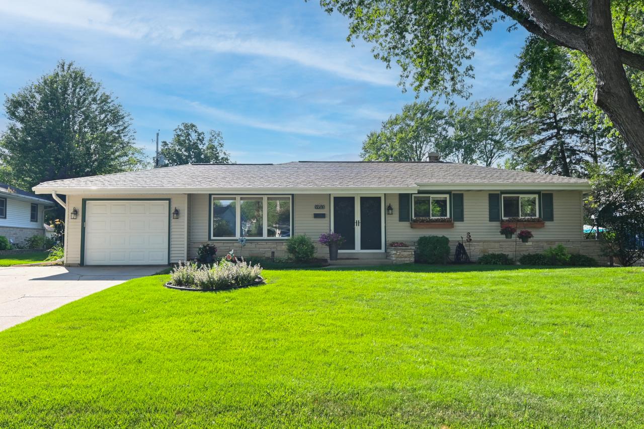 W173N9513 Joper Rd, Menomonee Falls, WI 53051