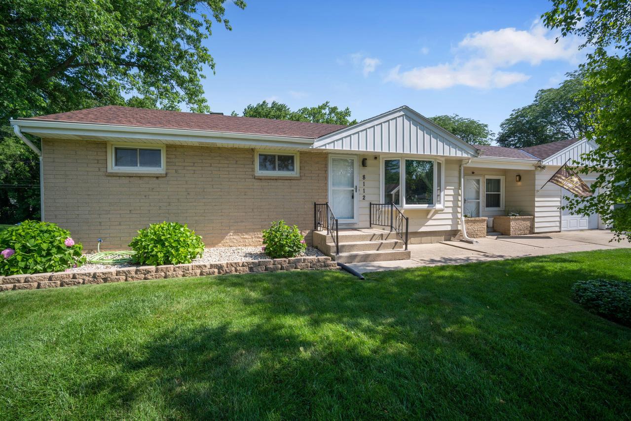 8112 W Elm Ct, Franklin, WI 53132