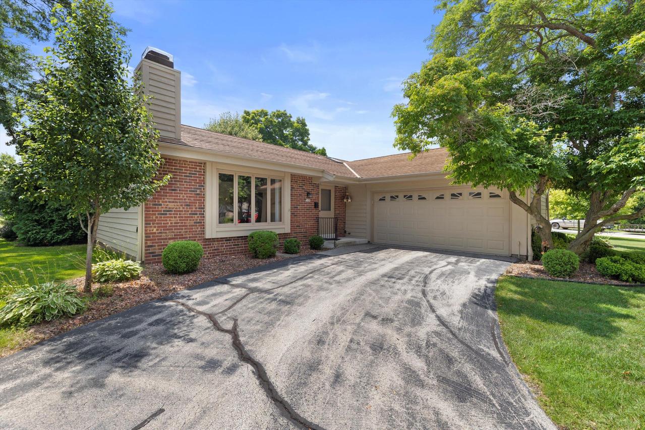 5404 Somerset Ln, Greenfield, WI 53221