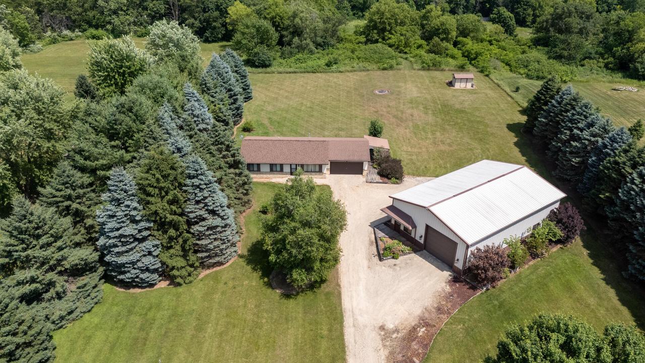 9296 Windy Acres Dr, Farmington, WI 53040