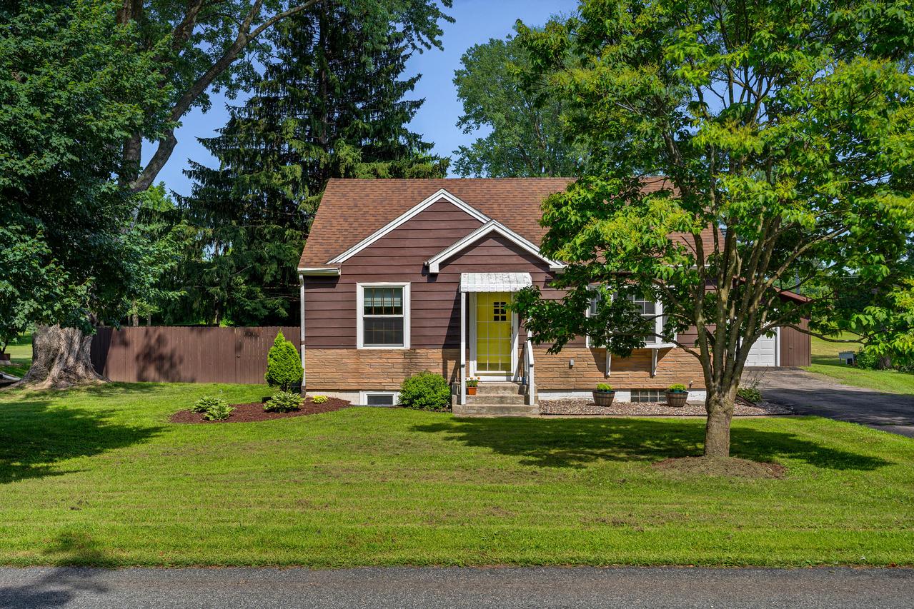 553 Court Rd, Onalaska, WI 54650