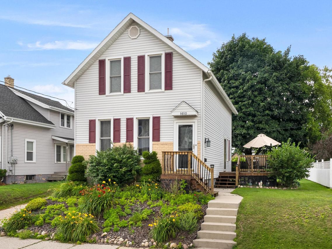 1610 Division St, Manitowoc, WI 54220