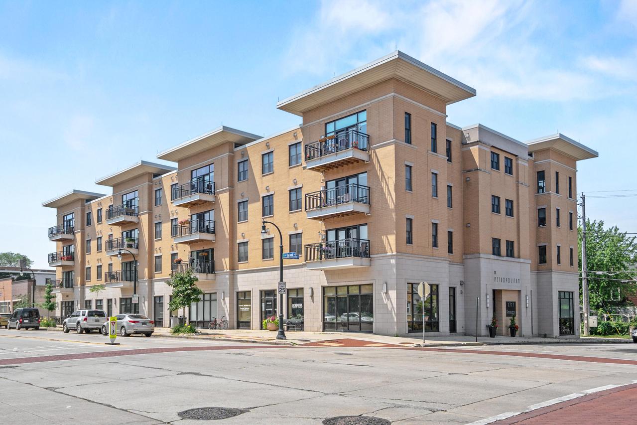 1717 E Kensington Blvd #400, Shorewood, WI 53211