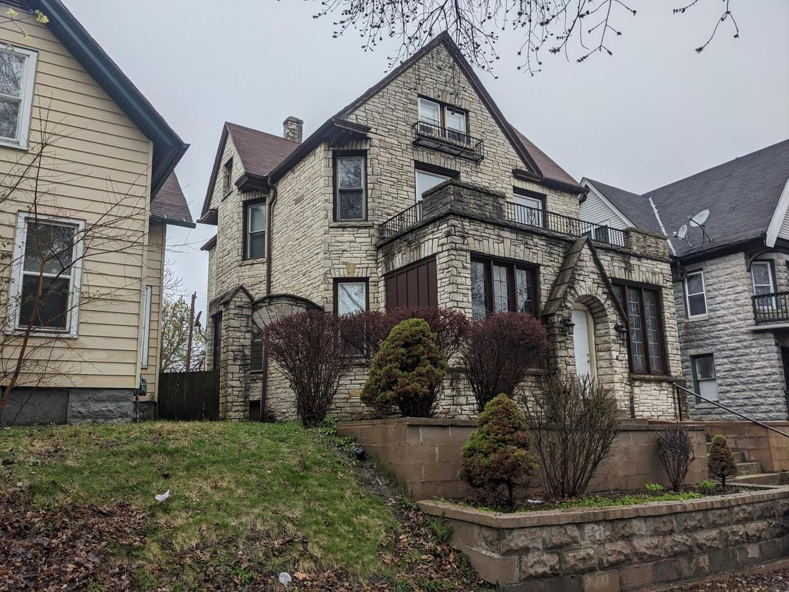 743 S 24th St, Milwaukee, WI 53204