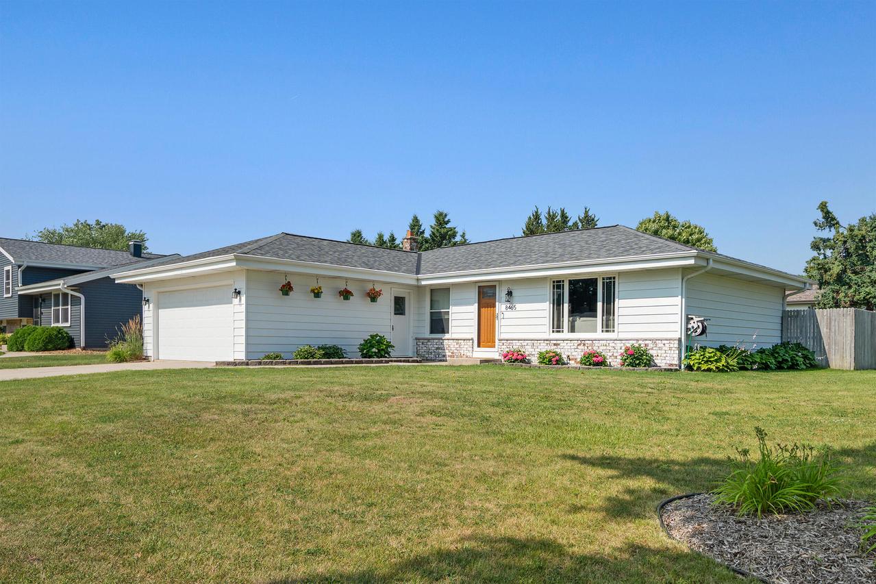 8465 S Woodvale Dr, Oak Creek, WI 53154