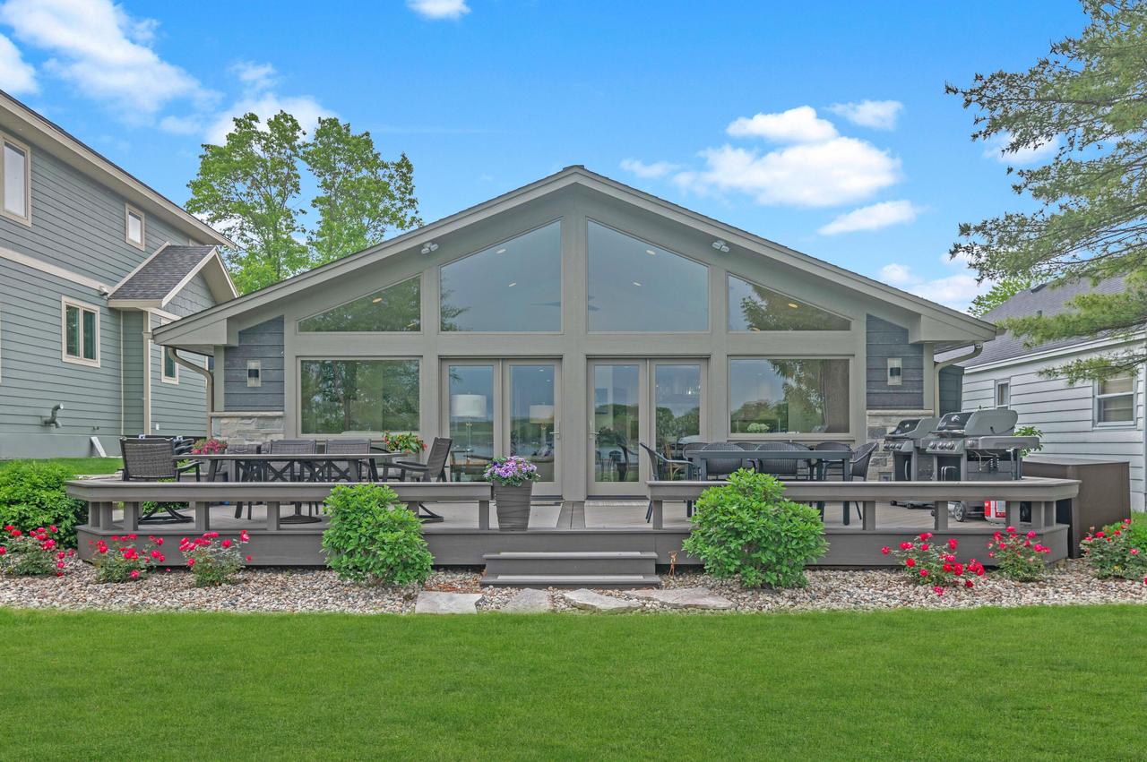 N28W27558 Peninsula Dr, Pewaukee, WI 53072