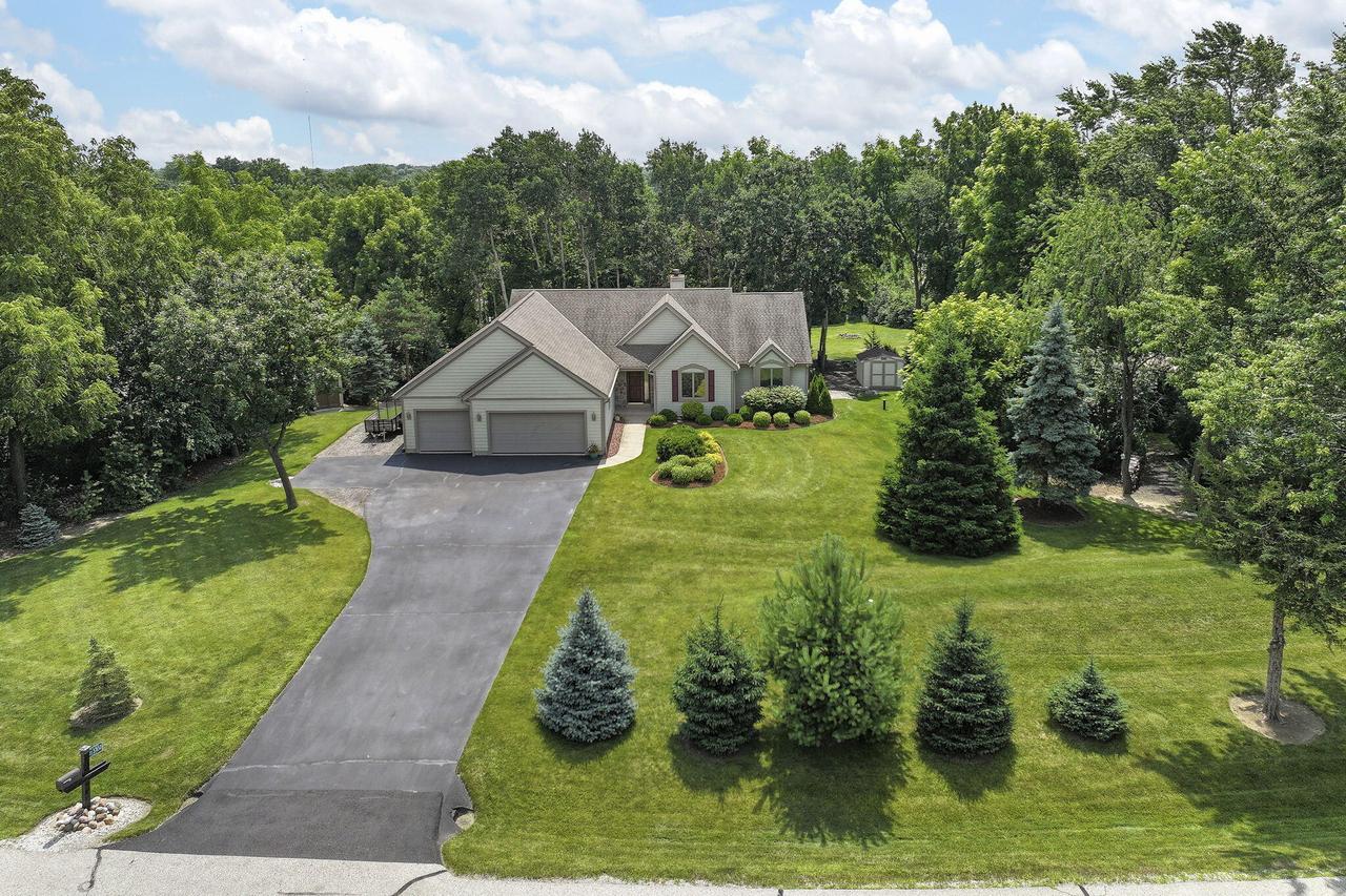 W223S7650 Alma Ln, Vernon, WI 53103