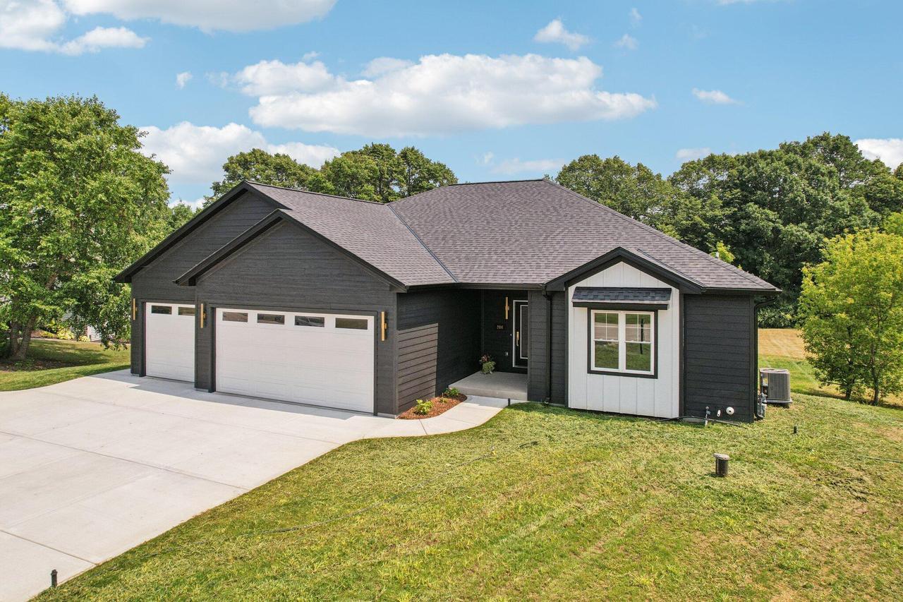 204 Pheasant Ln, Newburg, WI 53090